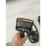 Garrett ACE APEX metal dedektörü, su geçirmez arama başlığı ve kontrol paneli.