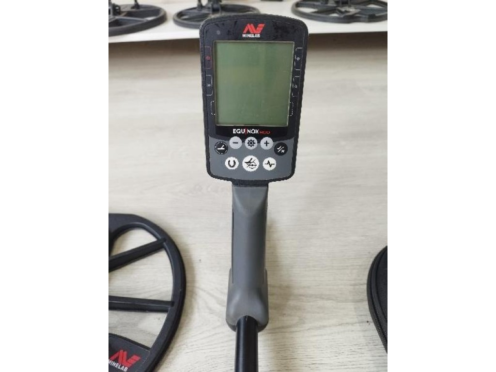 Minelab Equinox 800 dedektör, su altında veya ıslak kumsalda kullanım 