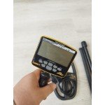 Garrett ACE APEX metal dedektörü, su geçirmez arama başlığı ve kontrol paneli.